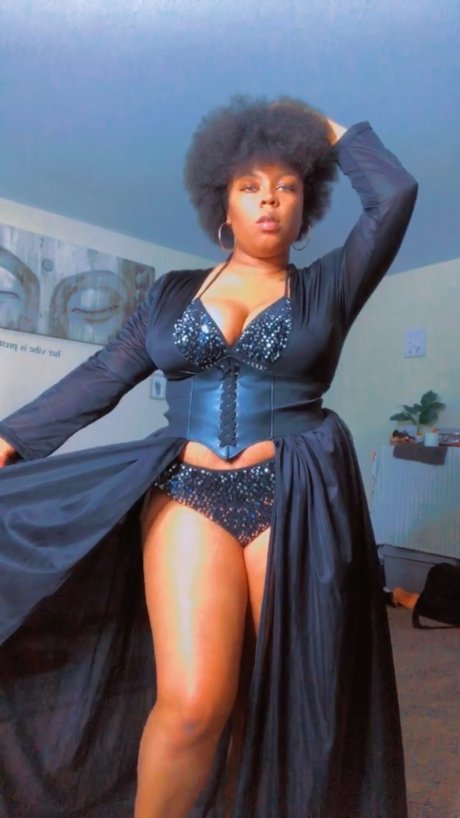Naakte gelekte OnlyFans-foto van Mstitthemysfit