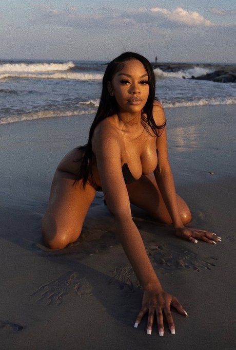 Naakte gelekte OnlyFans-foto van Ms Thang