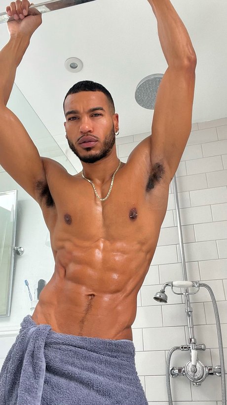 Naakte gelekte OnlyFans-foto van Marlon Mckenzie