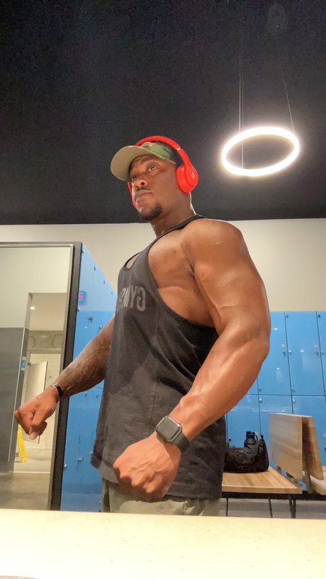 Naakte gelekte OnlyFans-foto van Mr Fit