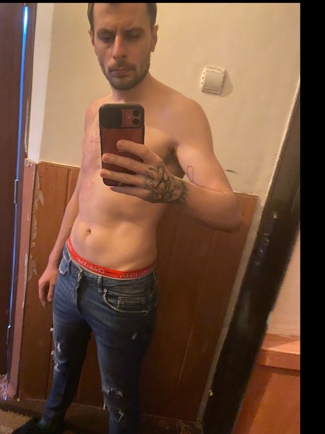 Naakte gelekte OnlyFans-foto van Ciprian