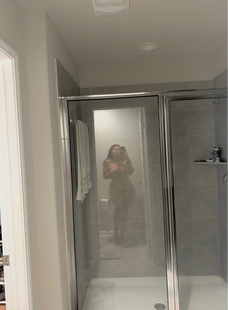 Naakte gelekte OnlyFans-foto van Kitana