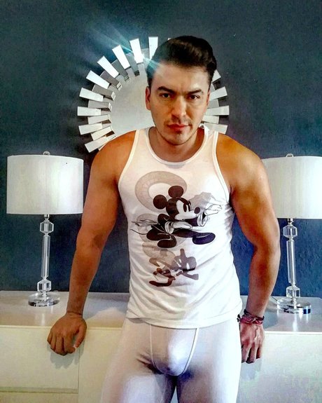Naakte gelekte OnlyFans-foto van Ngel Salas