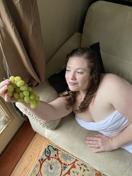 Naakte gelekte OnlyFans-foto van Nerdy Girl Next Door