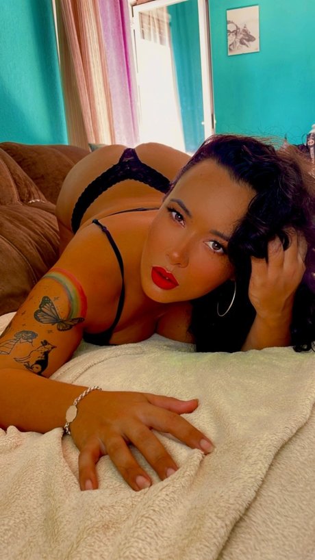 Naakte gelekte OnlyFans-foto van Nenadiamante
