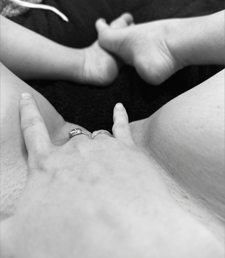 Naakte gelekte OnlyFans-foto van Naughty Nanny Juanita