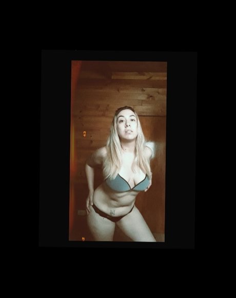 Naakte gelekte OnlyFans-foto van Natu