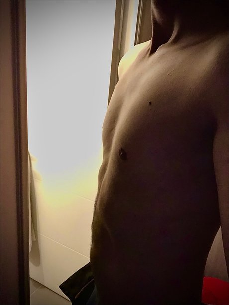 Naakte gelekte OnlyFans-foto van Natural Latino