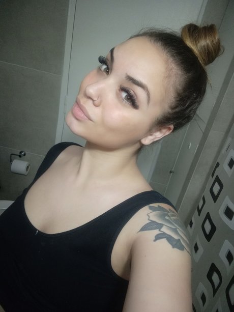 Naakte gelekte OnlyFans-foto van Nati Love