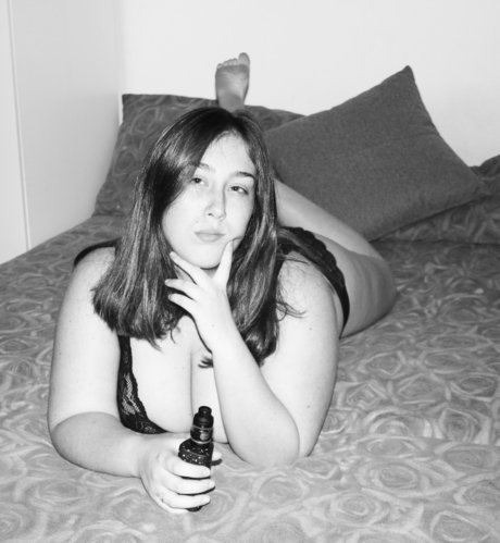 Naakte gelekte OnlyFans-foto van Natashamartini02