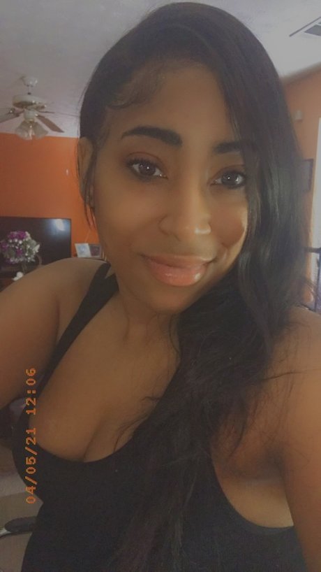 Naakte gelekte OnlyFans-foto van Egyptian Prater
