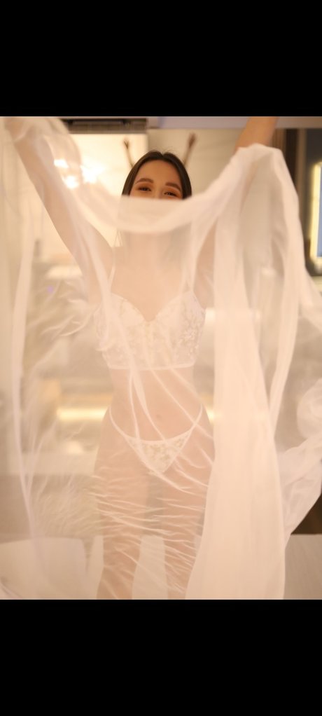 Naakte gelekte OnlyFans-foto van Naomi