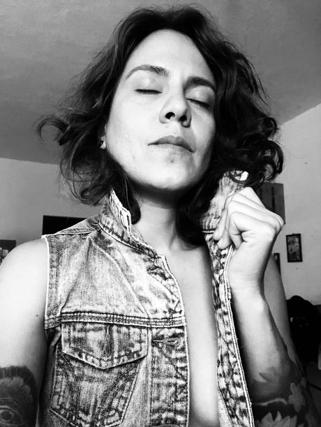 Naakte gelekte OnlyFans-foto van Eroticart
