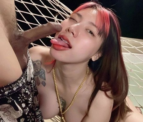 Naakte gelekte OnlyFans-foto van Ellekampong