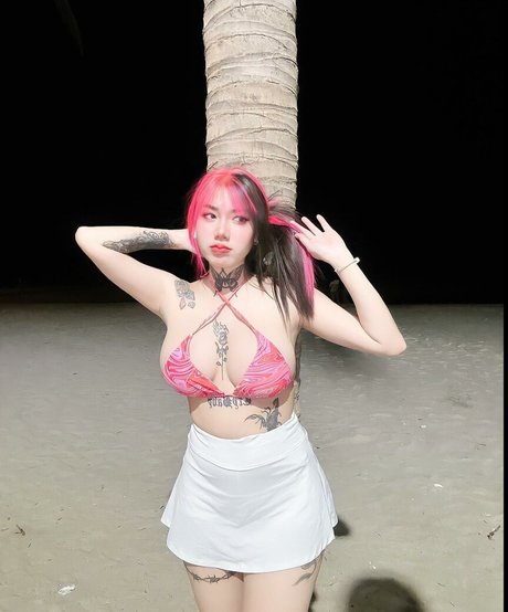 Naakte gelekte OnlyFans-foto van Ellekampong