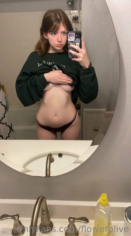 Naakte gelekte OnlyFans-foto van Flowerolive
