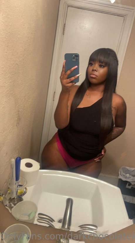 Naakte gelekte OnlyFans-foto van Darkchocolatekaay