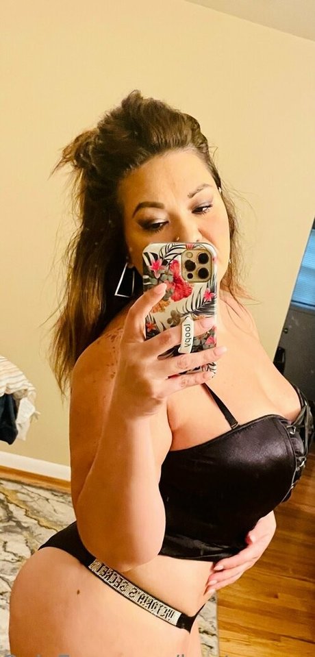 Naakte gelekte OnlyFans-foto van Bustycougar