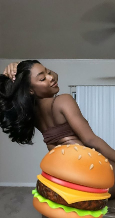Naakte gelekte OnlyFans-foto van Leah Sampson