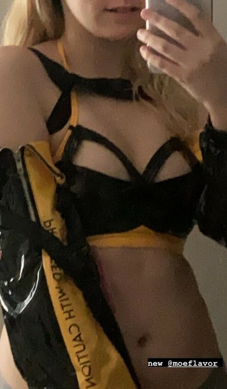 Naakte gelekte OnlyFans-foto van Drugstorecowgir1