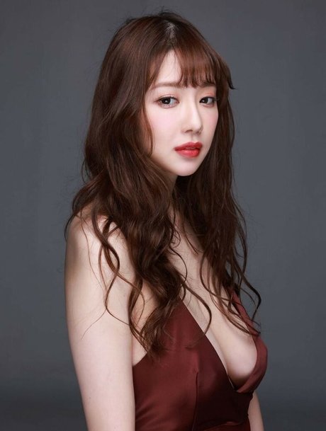 Naakte gelekte OnlyFans-foto van Shion Utsunomiya