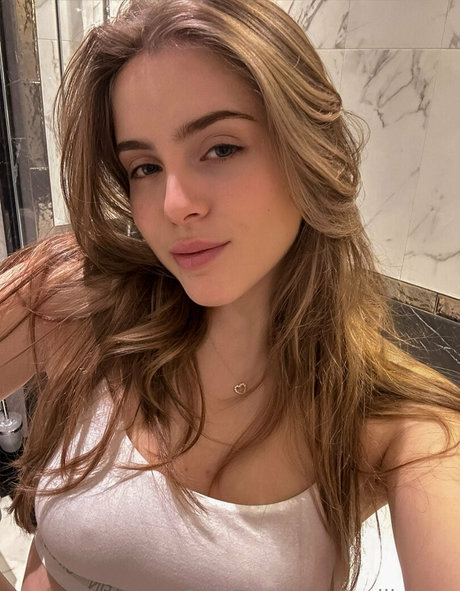 Naakte gelekte OnlyFans-foto van Emiliallure