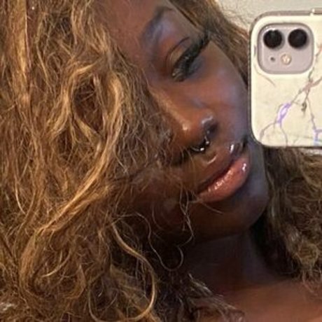 Naakte gelekte OnlyFans-foto van Sweetgirllei