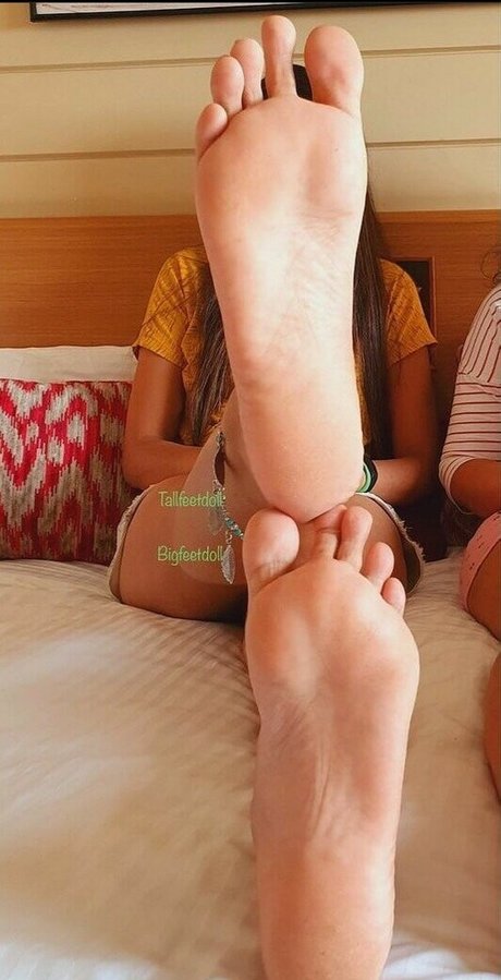 Naakte gelekte OnlyFans-foto van Tallfeetdoll15