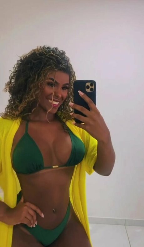 Naakte gelekte OnlyFans-foto van Ynaraabb