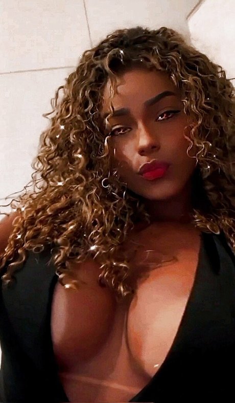 Naakte gelekte OnlyFans-foto van Ynaraabb
