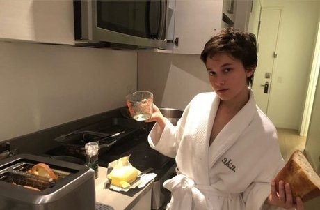 Naakte gelekte OnlyFans-foto van Cailee Spaeny