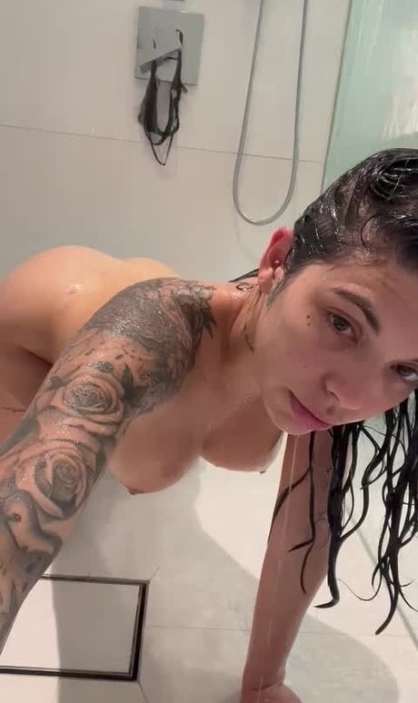Naakte gelekte OnlyFans-foto van Gina Valentina