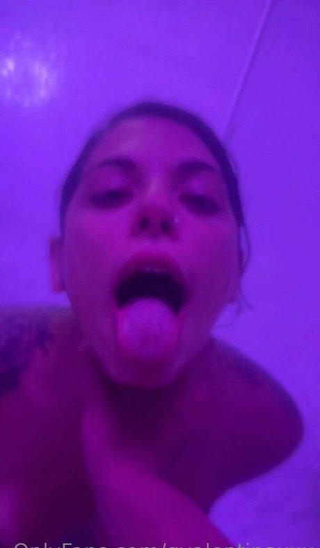 Naakte gelekte OnlyFans-foto van Gina Valentina