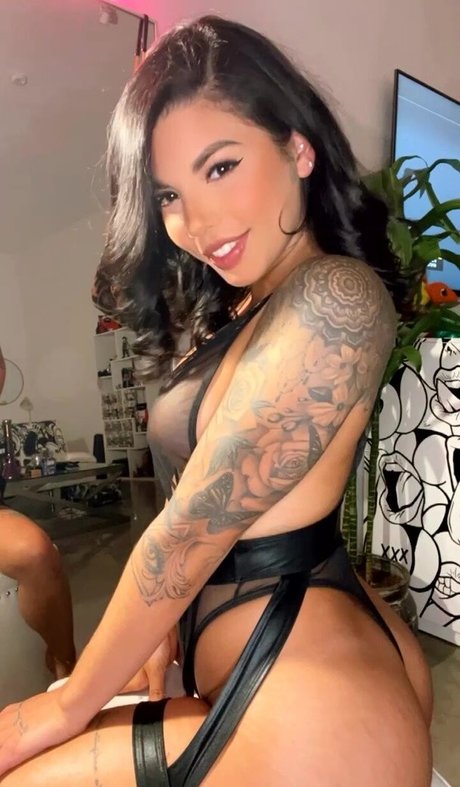 Naakte gelekte OnlyFans-foto van Gina Valentina