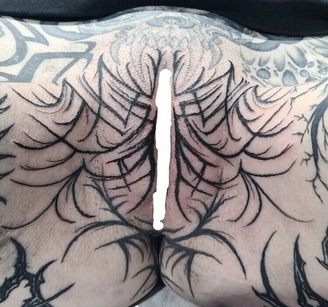 Naakte gelekte OnlyFans-foto van Babyskeleton