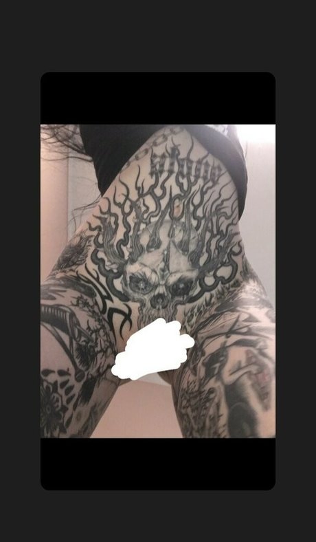 Naakte gelekte OnlyFans-foto van Babyskeleton