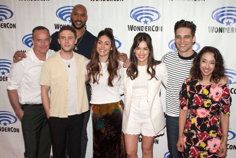 Naakte gelekte OnlyFans-foto van Elizabeth Henstridge