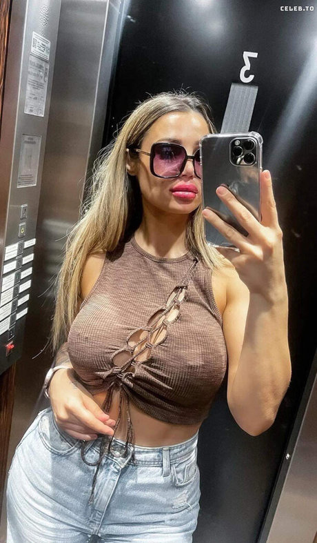 Naakte gelekte OnlyFans-foto van Oksana Alma