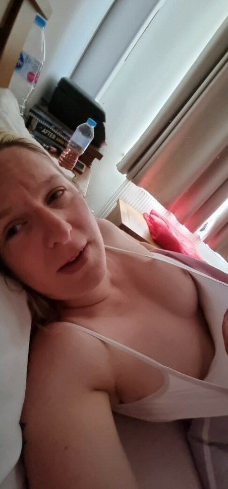 Naakte gelekte OnlyFans-foto van Britishsmallmom