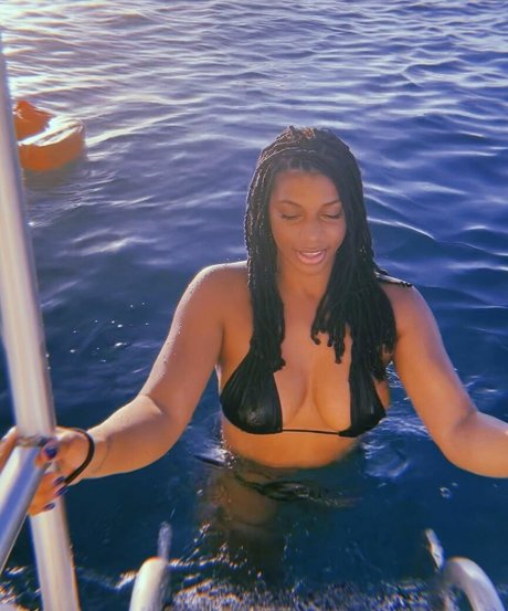 Naakte gelekte OnlyFans-foto van Taylor Rooks