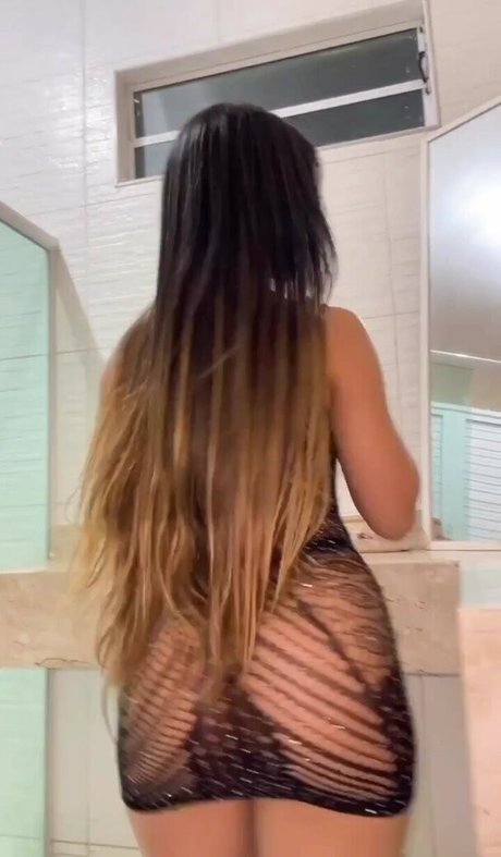Naakte gelekte OnlyFans-foto van Tati Maya