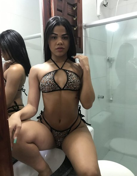 Naakte gelekte OnlyFans-foto van Tati Maya
