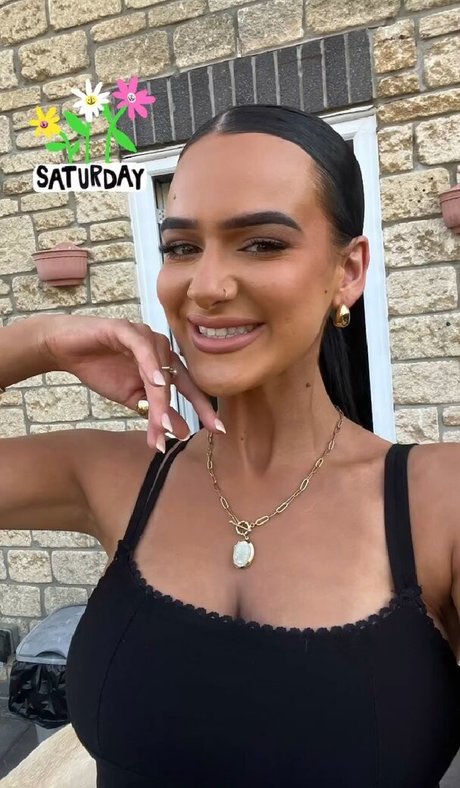 Naakte gelekte OnlyFans-foto van Louise Reid