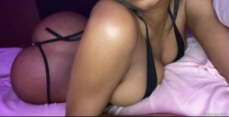 Naakte gelekte OnlyFans-foto van Alenaxairi