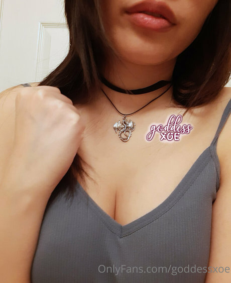 Naakte gelekte OnlyFans-foto van Goddessxoe