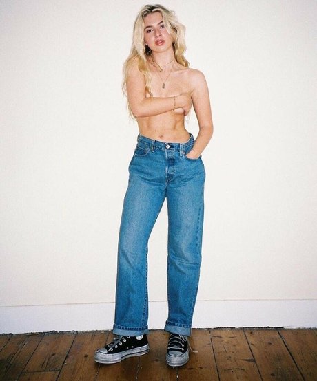 Naakte gelekte OnlyFans-foto van Anais Gallagher