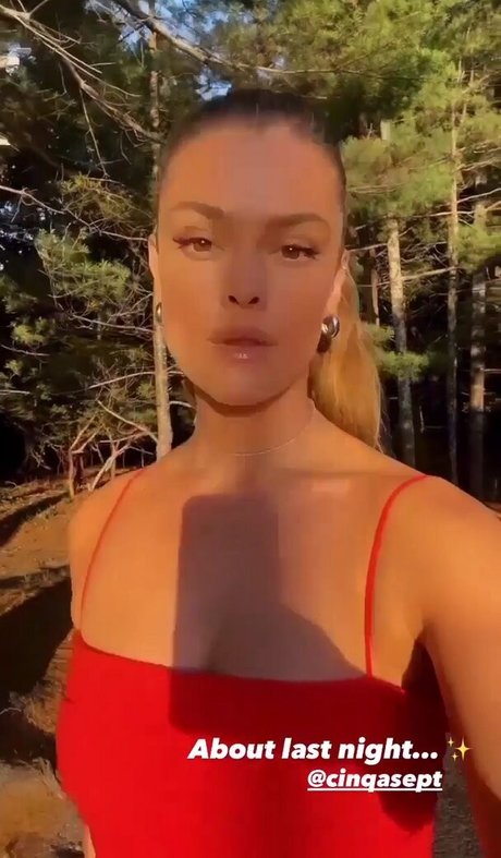 Naakte gelekte OnlyFans-foto van Nina Adgal