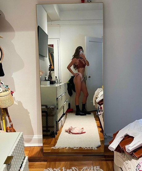 Naakte gelekte OnlyFans-foto van Nina Adgal