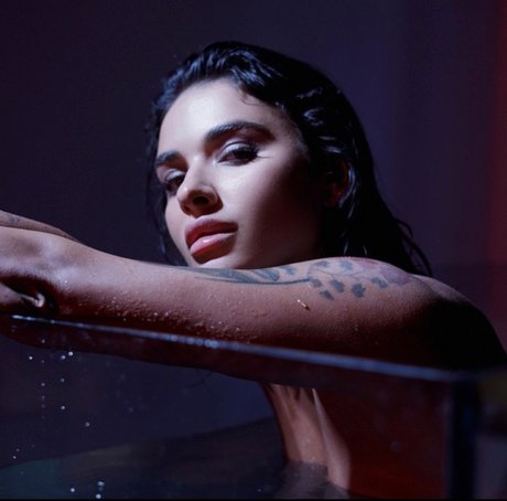 Naakte gelekte OnlyFans-foto van Olia V