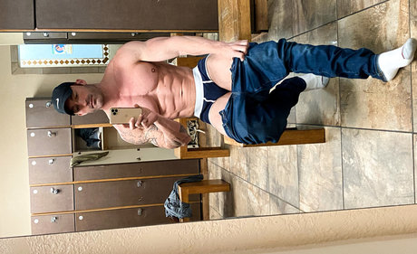 Naakte gelekte OnlyFans-foto van Jw